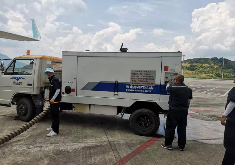 确保旅客顺畅出行，机场一线职工高温坚守！