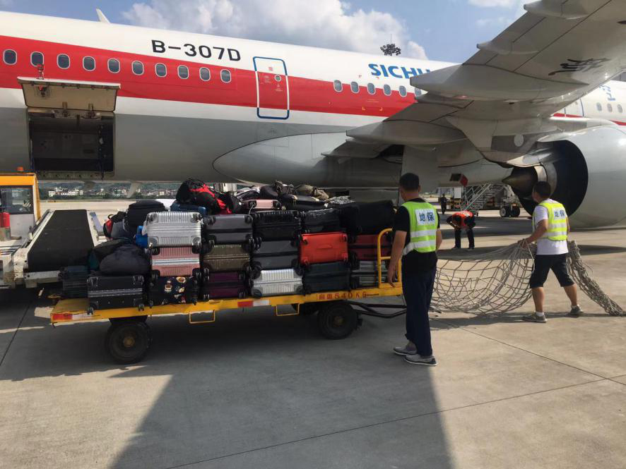 确保旅客顺畅出行，机场一线职工高温坚守！