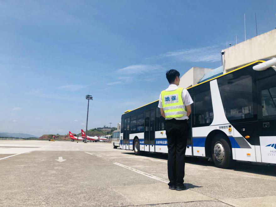 确保旅客顺畅出行，机场一线职工高温坚守！