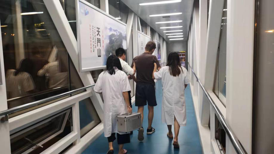 暖心！外籍小伙忽感不适瘫坐廊桥，张家界机场紧急救护