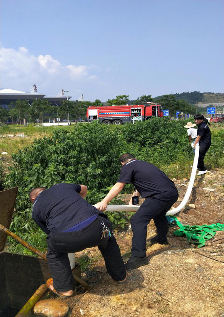高温酷暑 机场消防全力以赴保畅通