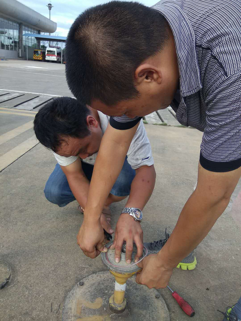 点燃夜色的光芒 擦亮飞机的“眼睛”